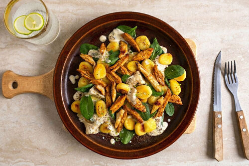 Vegetarische Hähnchenschnetzel auf cremiger Gnocchi-Limetten-Pfanne