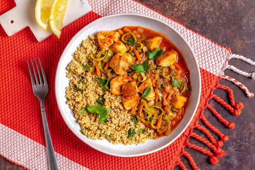 Schneller Gemüse-Hähnchen-Eintopf an aromatischem Kräuter-Orangen-Couscous