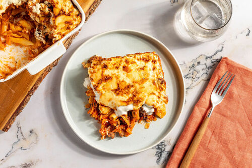 Griechisches Pastitsio mit gemischtem Hack mit Béchamelsauce und Käse