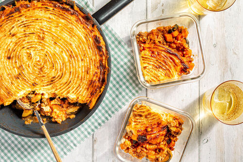 Klassischer Cottage Pie mit gemischtem Hack und käsiger Kartoffelkruste