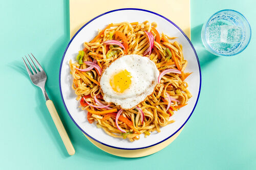 Bami Goreng mit Spiegelei dazu eingelegte Zwiebeln