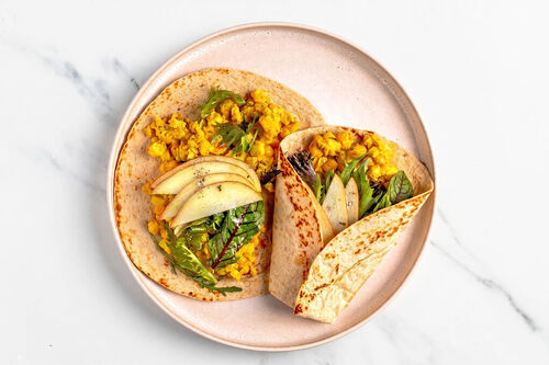 Schnelle Kichererbsen-Salat-Wraps mit Apfel und Wildkräutersalat