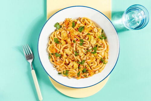 Udon-Gemüsepfanne mit Ei mit Erdnüssen und Koriander