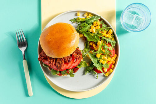 Vegetarischer Chorizoburger mit Rucola, Mais und Tomaten