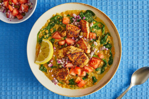 Veganes „Hähnchen“ an Spinat-Linsen-Topf aromatisch mit Tomaten, Kapern und Zitrone