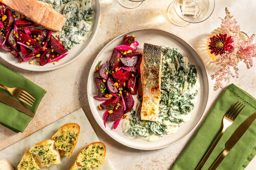 Gebackener Lachs auf Grünkohlgratin mit Rote-Bete-Salat und Knoblauchbrot