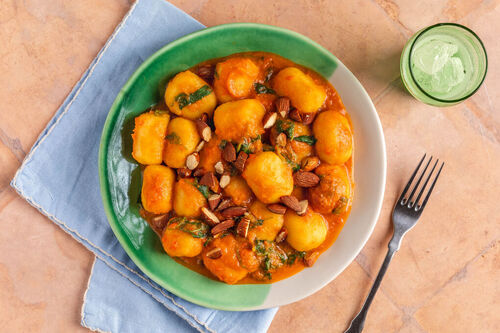 Käse-Gnocchi in Paprikasauce mit Grünkohl und Rauchmandeln