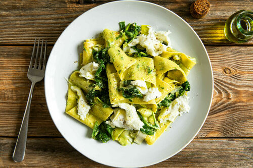 Handgeschnittene Pasta mit Mozzarella und Trüffel-Spinat-Pesto mit Walnuss