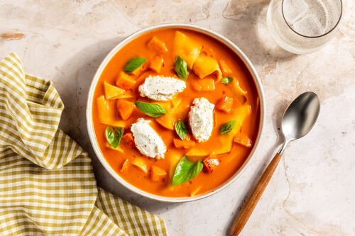 Italienische Kürbis-Lasagne-Suppe mit Ricotta und frischem Basilikum