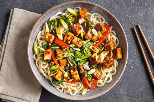 Koreanische Tofu-Bowl vegan mit Mie-Nudeln und Pak Choi