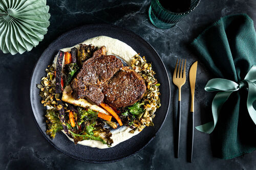 Bio-Rindersteak an Meerrettichcreme mit Pistazien-Gemüse und Grünkohlchips