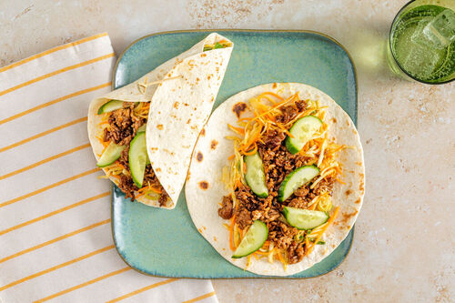 Indonesische Hackfleisch-Wraps mit Weißkohl-Erdnuss-Salat und Gurke