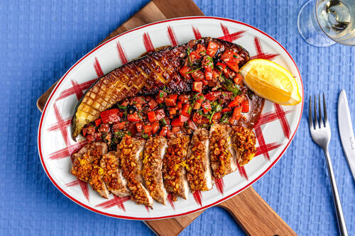 Bio-Hähnchenbrust mit Walnusskruste dazu Ofen-Zucchini mit frischer Tomatensauce