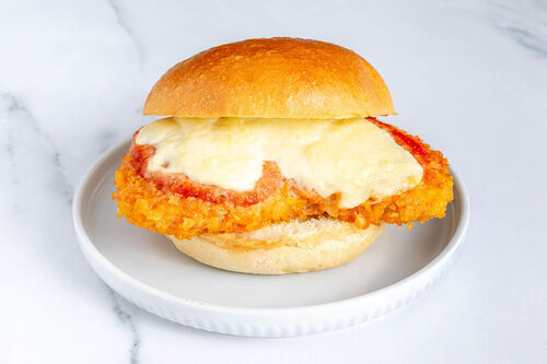 Vegetarisches Schnitzelsandwich Parmigiana-Style mit Tomate und Käse