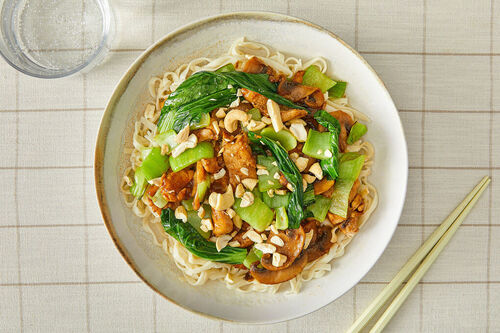 Veganes Ingwer-„Hähnchen“ mit Champignons und Pak Choi auf Weizennudeln mit Cashews