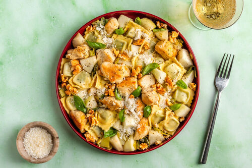 Ricotta-Spinat-Tortelli mit Hähnchen und fruchtiger Birne-Lauch-Sauce mit Walnuss