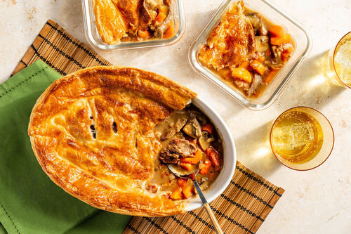 Pub-Style Beef Pie mit Bacon und Pilzen mit Karotten und Rosmarin