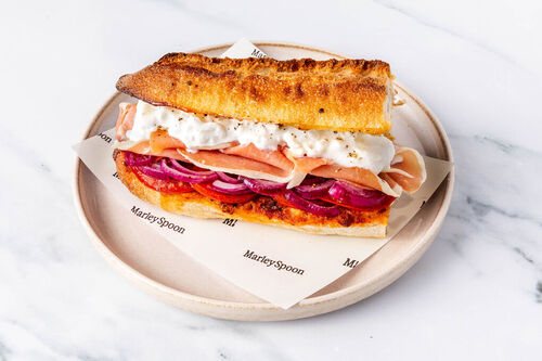 Burrata-Serrano-Sandwich mit Sauerteigbaguette