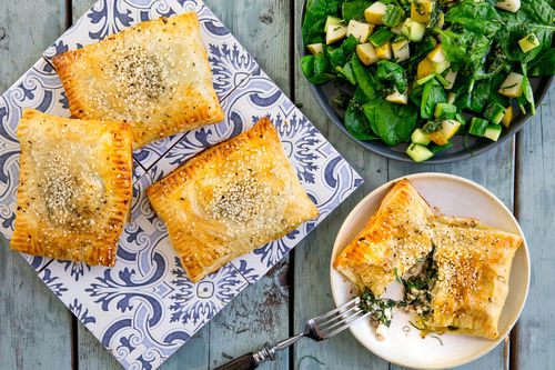 Börek mit Spinat und Feta dazu Gurkensalat mit Birne und Minze