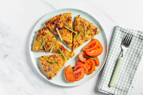 Italienische Kartoffel-Bacon-Rösti mit Käse, dazu Tomatensalat