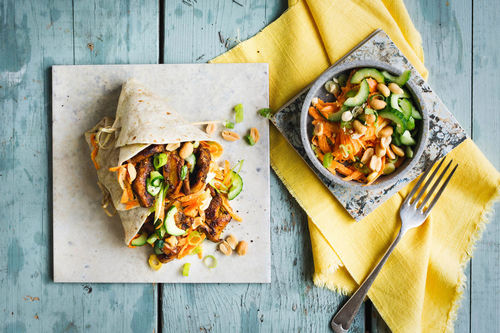 Teriyaki-Garnelen-Wraps mit Karottensalat und Erdnüssen