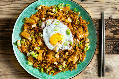 Kimchi-Reispfanne mit Ei mit Karotte, Zucchini und Erdnüssen