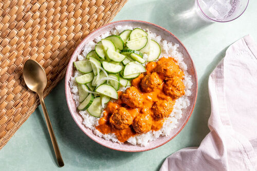 Butter-Chicken-Hackbällchen in cremiger Sauce dazu Jasminreis und Gurkensalat mit Ingwer