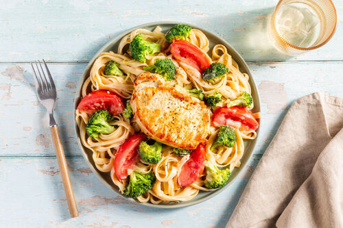 Brokkoli-Tagliatelle mit Schweinesteak in cremiger Sauce mit Tomaten