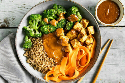 Quinoa-Bowl mit Curry-Tofu mit Brokkoli und eingelegter Karotte