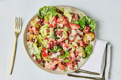 Deftiger Salat mit Bacon und Käse und feinem Ahorndressing