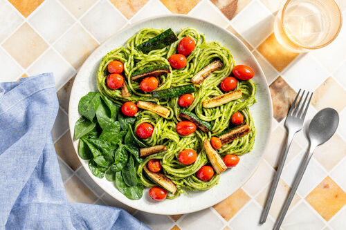 Spaghetti mit grünem Kürbiskernpesto mit gerösteter Zucchini und Kirschtomaten