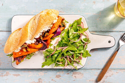 Sandwich mit Zitronen-Ricotta und Haselnuss mit gebackenem Gemüse und Rucolasalat