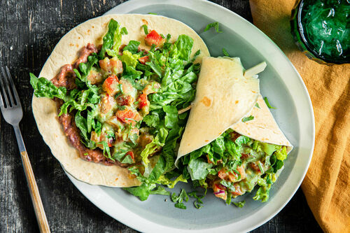 Mexikanische Bohnen-Tortillas mit Guacamole-Tomaten-Salsa