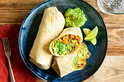 Burritos mit BBQ-Bohnen und Käse mit Salat und Guacamole
