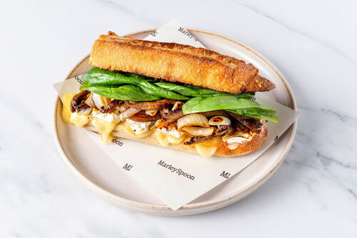 Schnelles Camembert-Austernpilz-Sandwich mit Bio-Sauerteigbaguette und Babyspinat