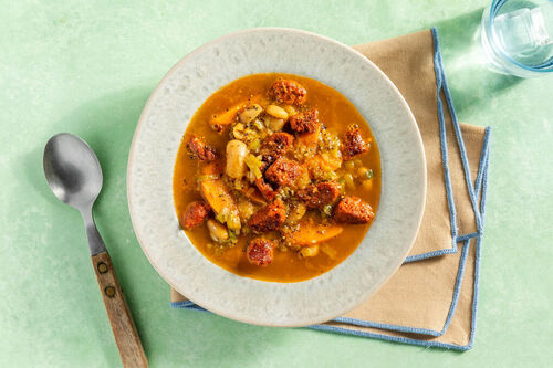 Vegane „Chorizo“-Bohnen-Suppe verfeinert mit Lauch und Karotten