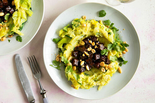 Knuspriger Tempeh mit Ketjap Manis auf Kartoffel-Pak-Choi-Stampf mit Curry