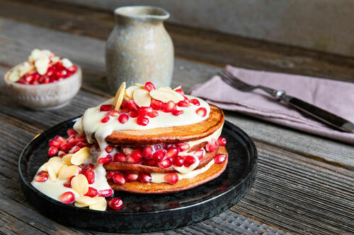 Special: Red-Velvet-Pancakes mit Granatapfel und weißer Schokoladensauce