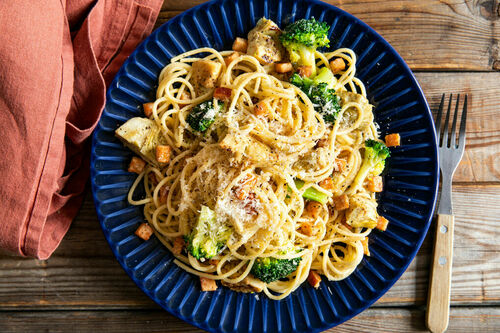 Pasta „Cacio e pepe“ mit Räucherhuhn mit Artischocken und Brokkoli