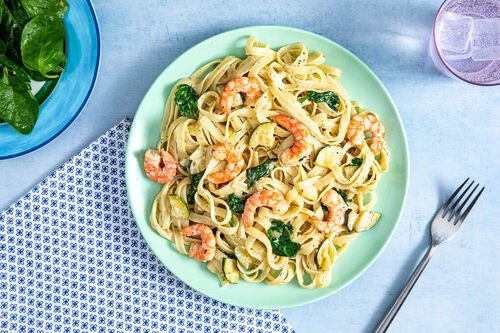 Pasta mit Zucchini und doppelt Garnelen fruchtig-fein mit Zitrone und Babyspinat