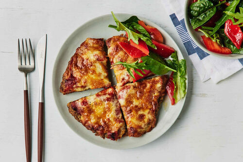 Saftige Hackfleisch-Käse-„Pizza“ mit Paprika und gemischtem Salat