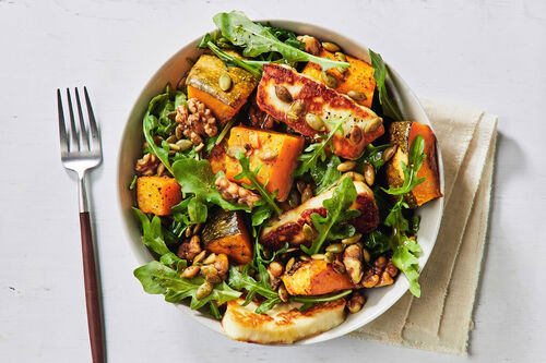 Grillkäse-Kürbis-Salat mit Rucola, Walnüssen und Kürbiskernen