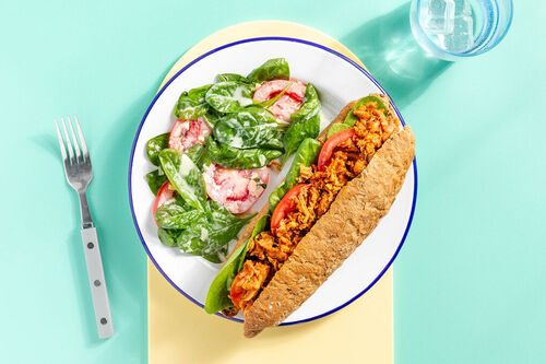 Pulled Chicken Sandwich mit Vollkornbaguette und Käsedressing