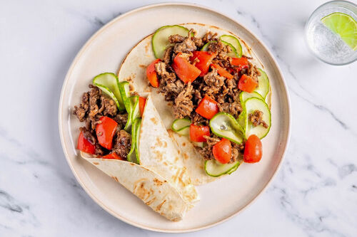 Schnelle Hoisin-Hackfleischwraps mit gemischtem Hack und eingelegter Gurke