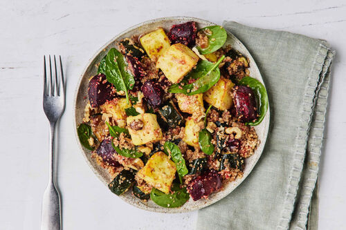 Bulgur-Bowl mit gebackenem Grillkäse mit Rote Bete, Zucchini und Walnüssen