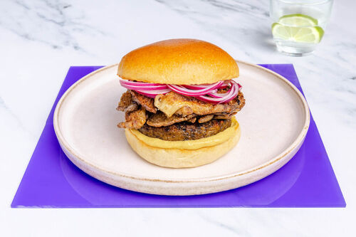 RS Veganer Burger mit Austernpilzen und eingelegten Zwiebeln
