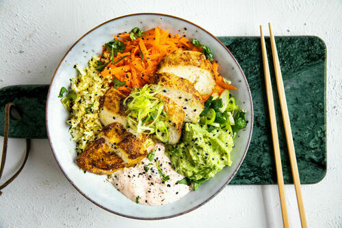 Asiatische Hähnchen-Bowl mit Blumenkohlreis und Guacamole