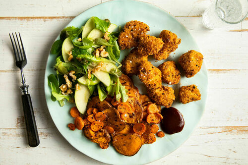 Nuggets vom Bio-Huhn mit Gemüsechips dazu Salat mit Apfel und Walnuss