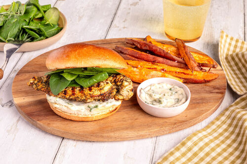 Hähnchenburger mit Süßkartoffelspalten mit spritziger Estragon-Mayo und Spinatsalat