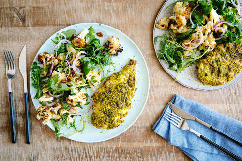 Gebackenes Pistazien-Hähnchen dazu Rucola-Rosinen-Salat mit Blumenkohl